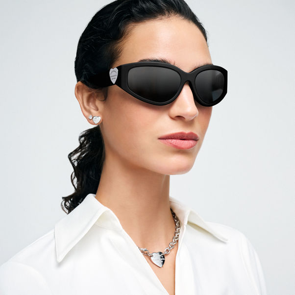 Return to Tiffany™:Sonnenbrille aus schwarzem Acetat mit verspiegelten grauen Gläsern