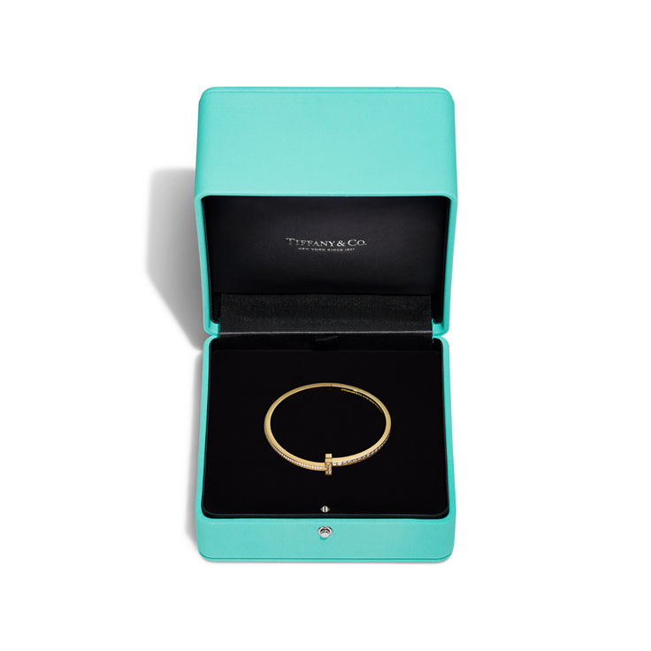 Tiffany T:Bracelet jonc étroit à charnière T1 serti de diamants en pavé en or jaune 18 carats numéro dimage {1}