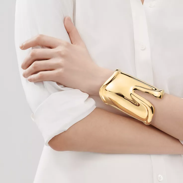 Elsa Peretti&reg;:Large Bone Cuff in Yellow Gold, 95 mm Wide, 1