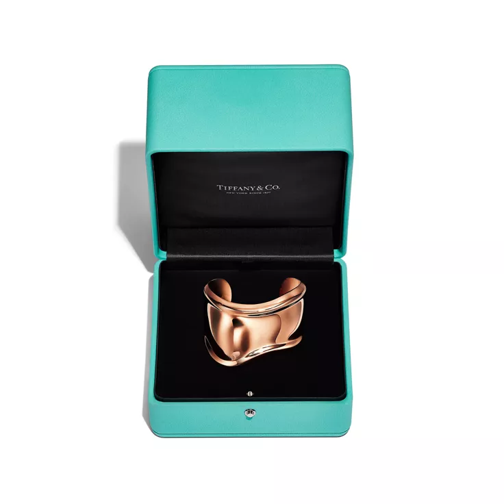 Elsa Peretti&reg;:Small Bone Cuff in Rose Gold, 43 mm Wide, 4