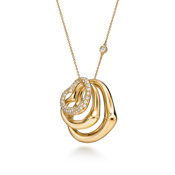 Elsa Peretti®:Open Heart and Diamonds by the Yard® Pendant in Yellow Gold image number 4