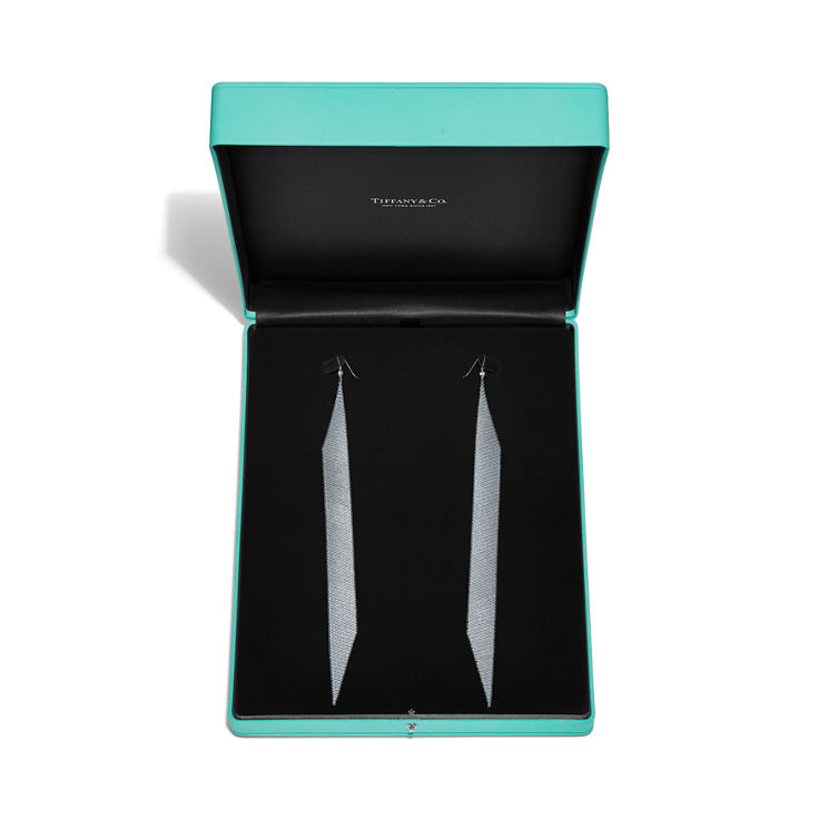 Elsa Peretti®:Mesh Earrings in Sterling Silver with Diamonds image number 4