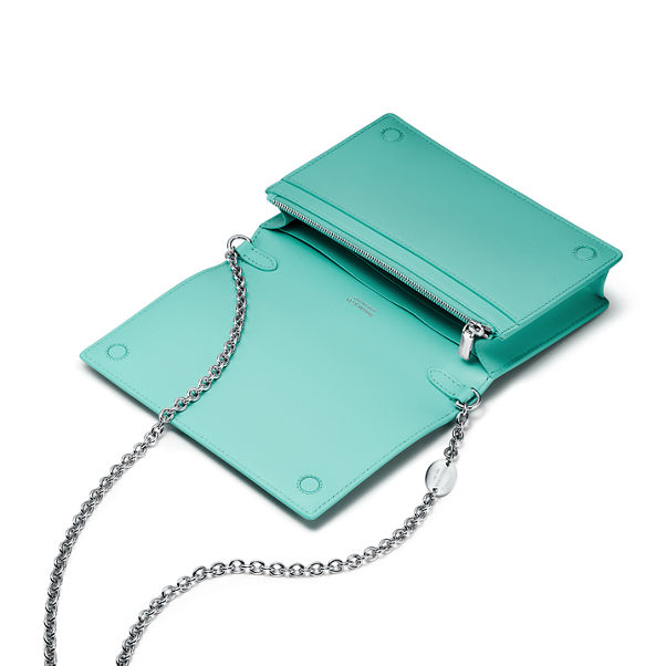 Return to Tiffany™:Perforiertes Crossbody-Portemonnaie aus Leder in Tiffany Blue®