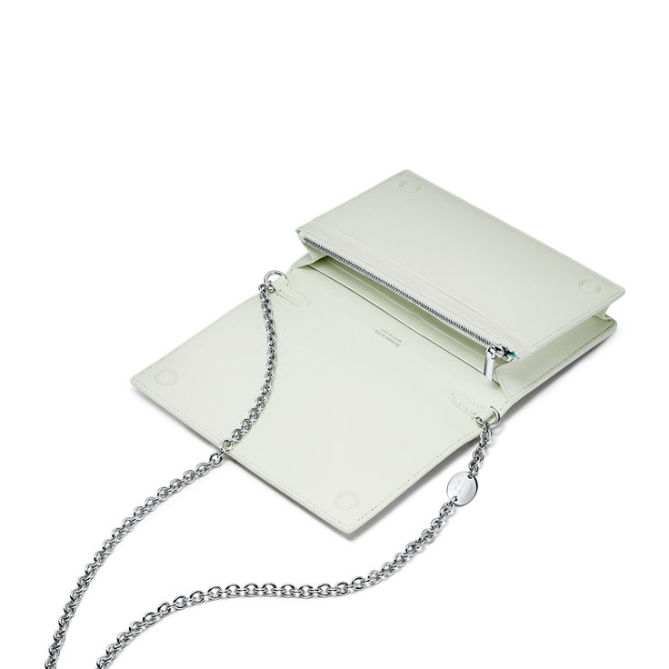 Return to Tiffany™:Portefeuille perforé porté croisé en cuir vert tsavorite pâle numéro dimage {1}