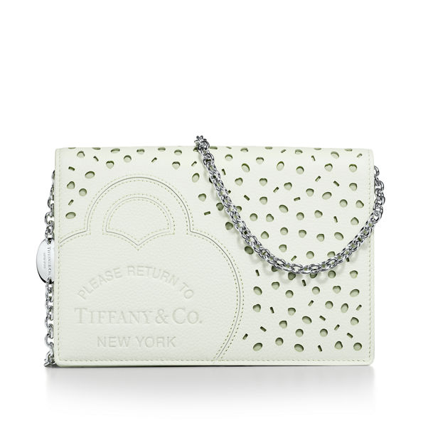 Collezione Return to Tiffany™:Portafoglio a tracolla traforato in pelle verde tsavorite chiaro