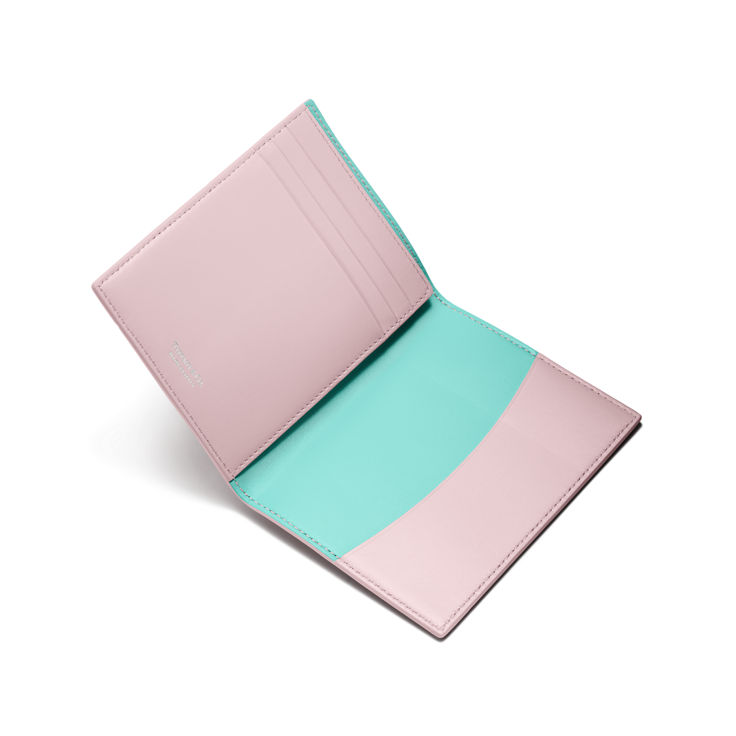 Collezione Return to Tiffany™:Custodia per passaporto in pelle rosa numero immagine 1