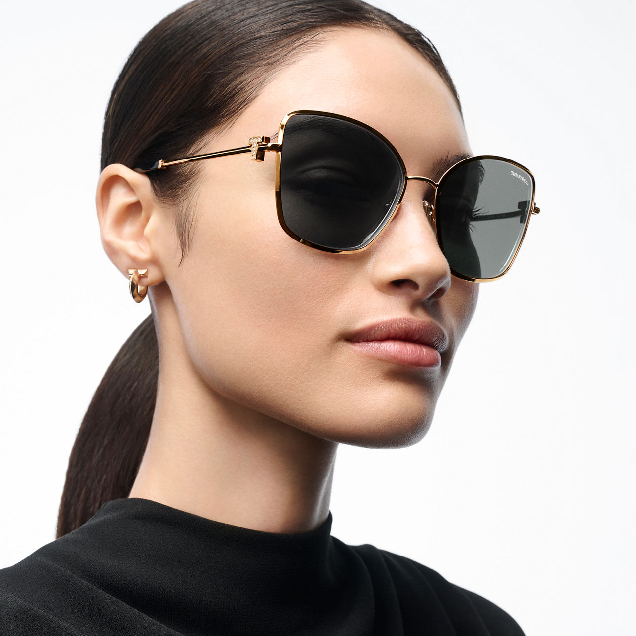 Sonnenbrille aus blassgoldfarbenem Metall mit Gläsern mit grauem Farbverlauf