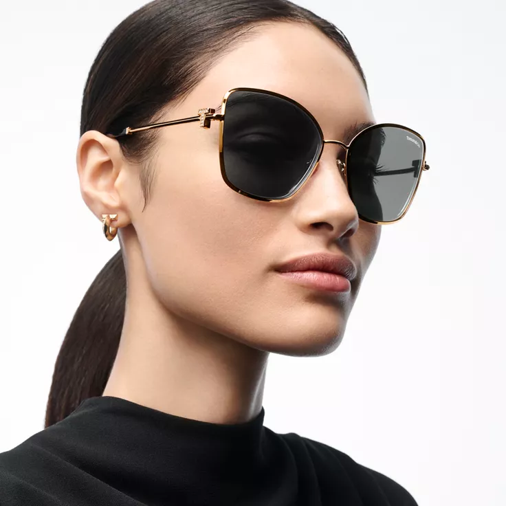 Tiffany T:Solaires en métal doré pâle et verres dégradés gris, 1