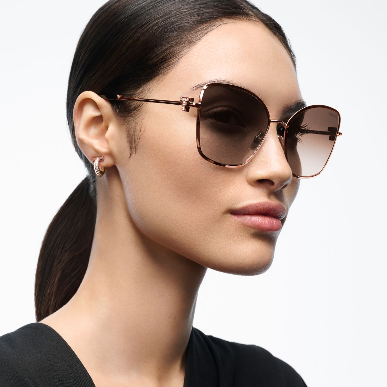 Sonnenbrille aus roségoldfarbenem Metall mit roségoldfarbenen Gläsern
