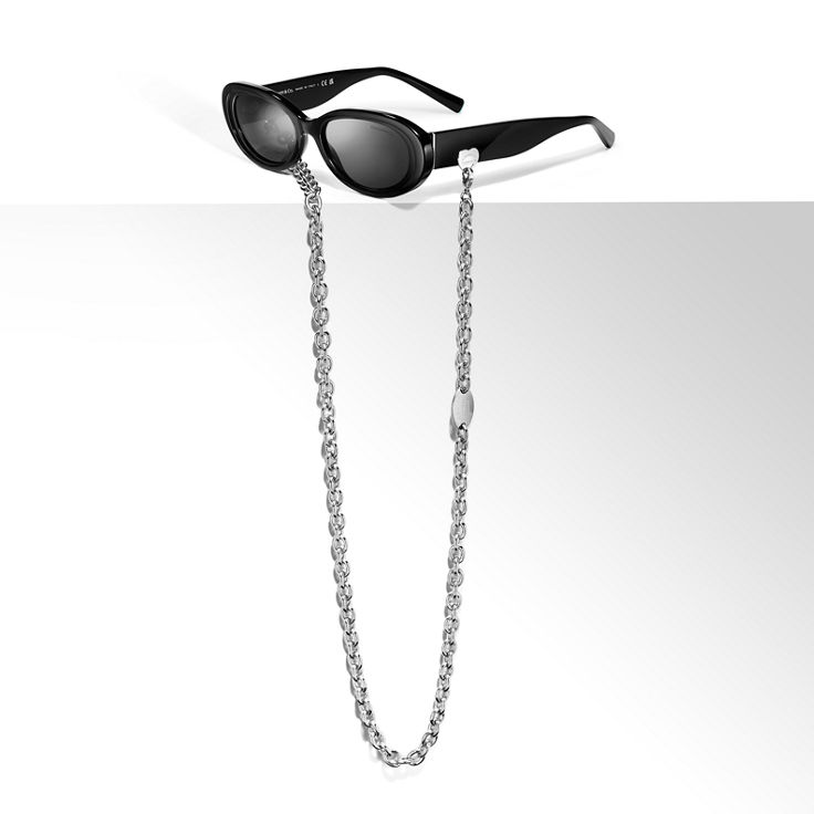 Return to Tiffany™:Sunglasses in Black Acetate with Dark Grey Lenses image number 2