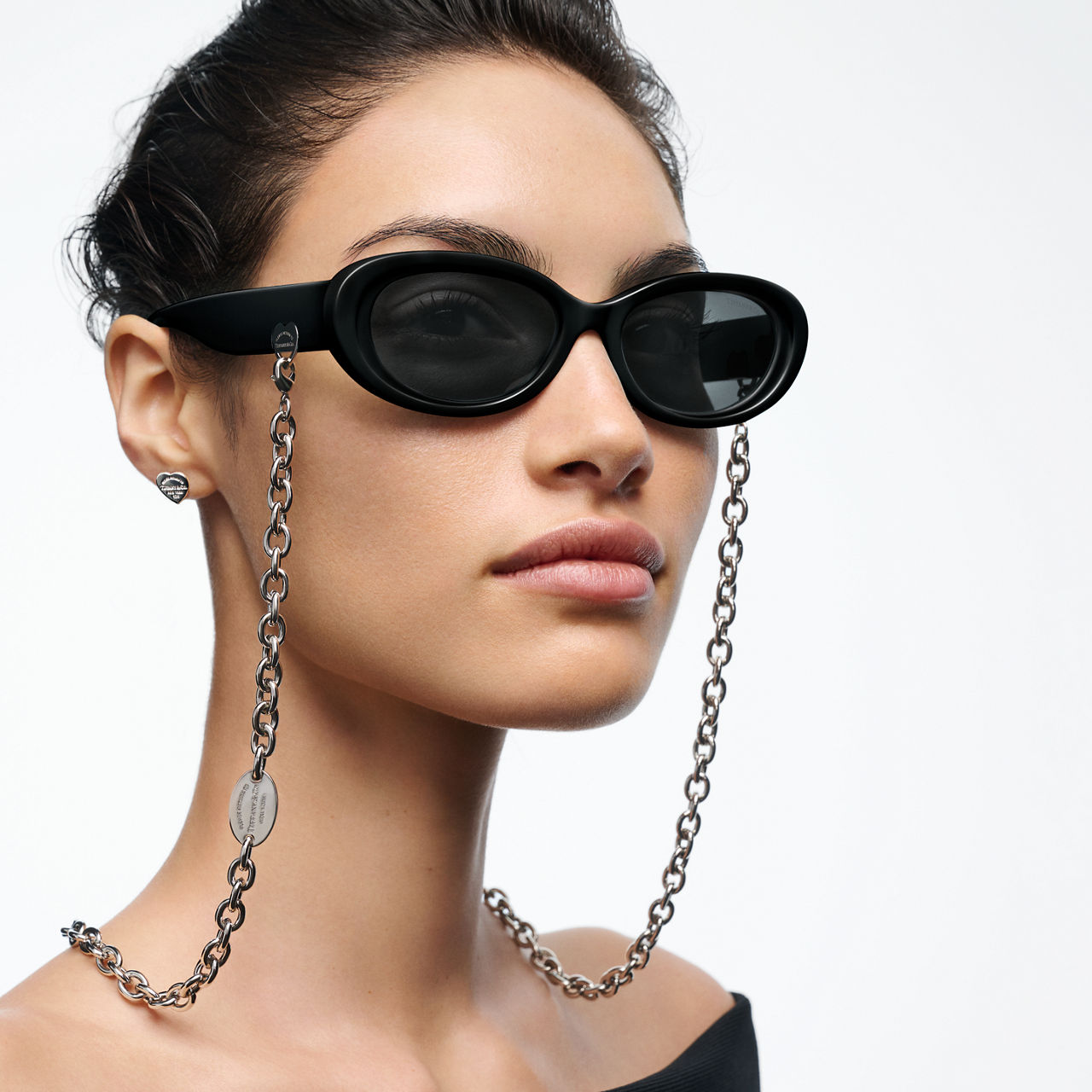Sonnenbrille aus schwarzem Acetat mit dunkelgrauen Gläsern