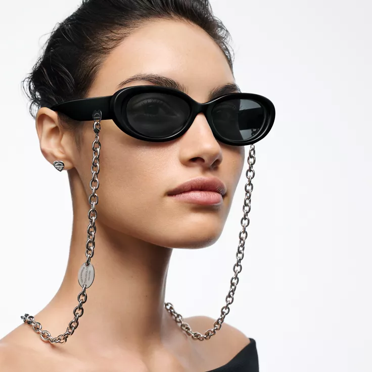Return to Tiffany®:Sonnenbrille aus schwarzem Acetat mit dunkelgrauen Gläsern, 1