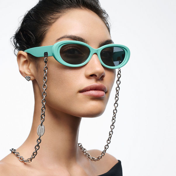 Return to Tiffany®:Sonnenbrille aus Acetat in Tiffany Blue® mit dunkelgrauen Gläsern