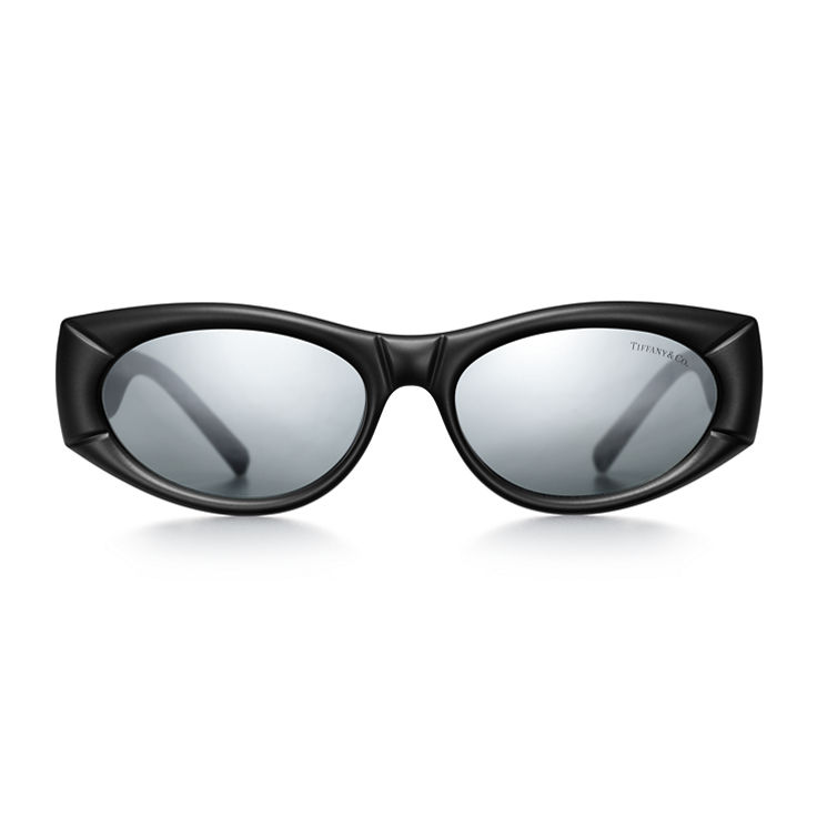 Return to Tiffany™:Sunglasses in Black Acetate with Grey Mirrored Lenses image number 1