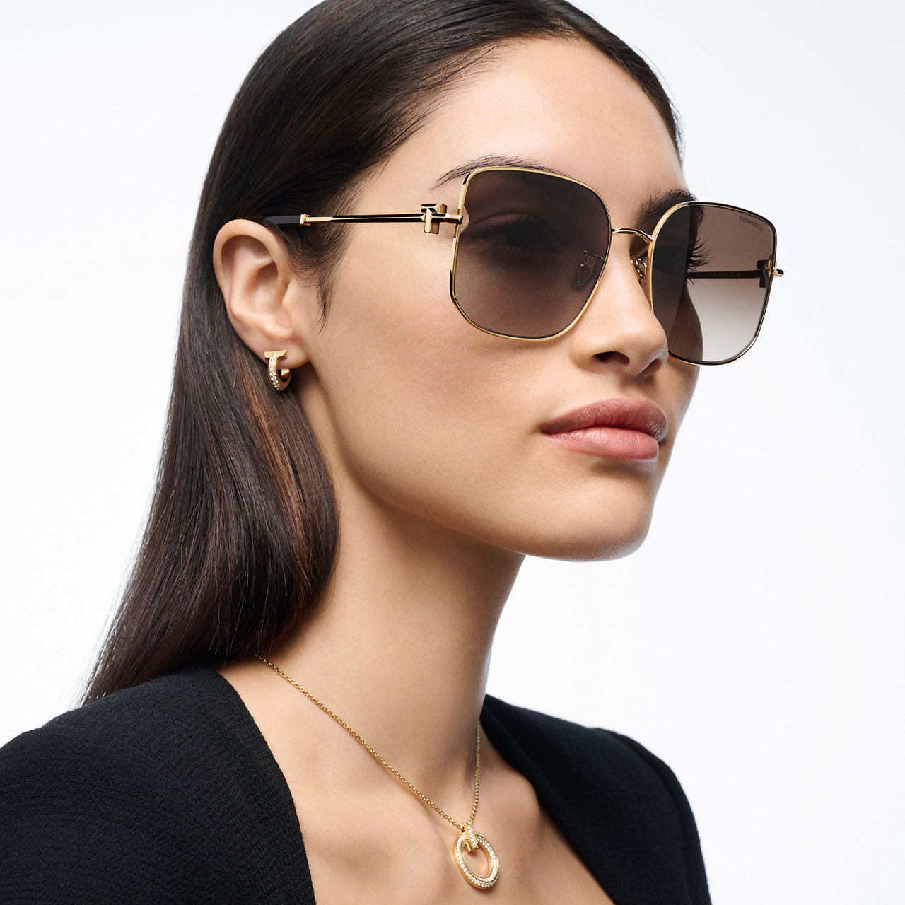Sonnenbrille aus blassgoldfarbenem Metall mit Gläsern mit braunem Farbverlauf