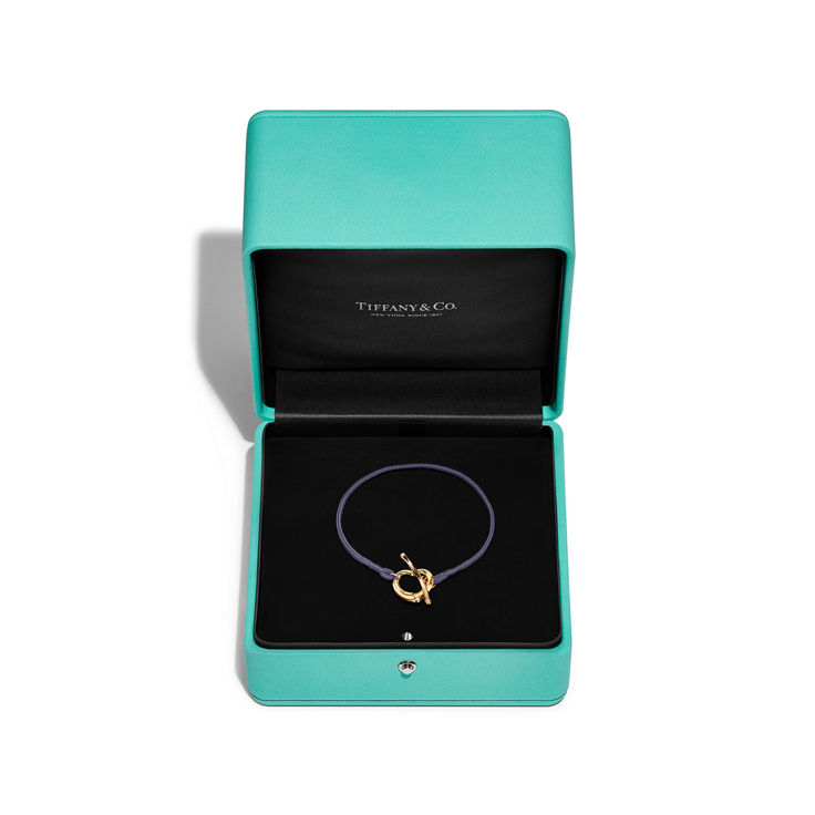 Elsa Peretti®:Open Heart Bracelet in Yellow Gold on a Purple Silk Cord image number 4
