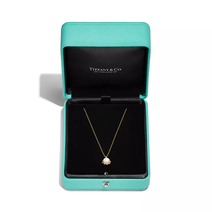Paloma Picasso®:Olive Leaf Pendant in Yellow Gold with Pearls, 5