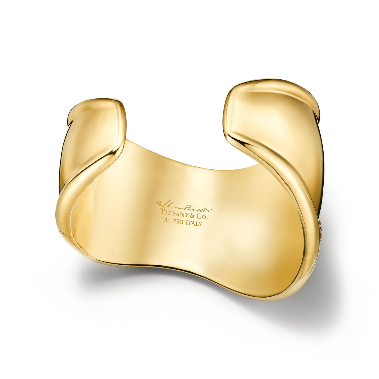 Elsa Peretti®:Bone Cuff in Yellow Gold with Pavé Diamonds, 43 mm Wide image number 3