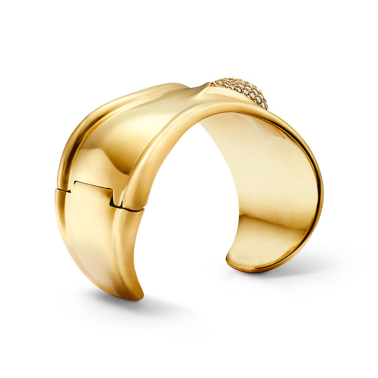 Elsa Peretti®:Bone Cuff in Yellow Gold with Pavé Diamonds, 43 mm Wide image number 4