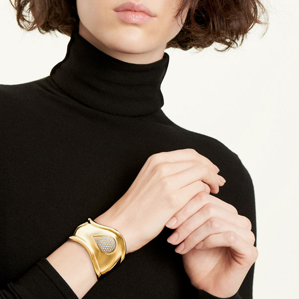 Elsa Peretti®:Bone Cuff in Yellow Gold with Pavé Diamonds, 43 mm Wide