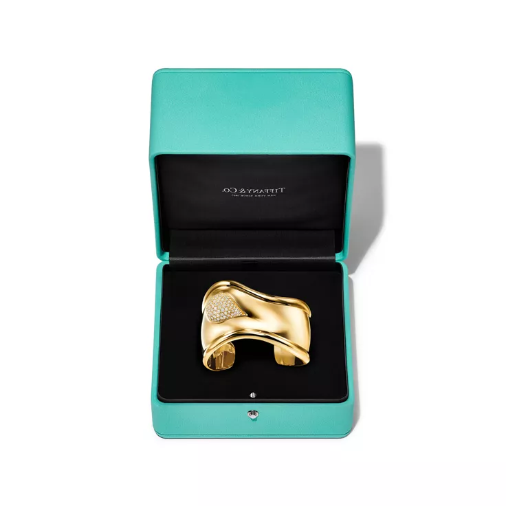 Elsa Peretti®:Bone Cuff in Yellow Gold with Pavé Diamonds, 43 mm Wide, 5