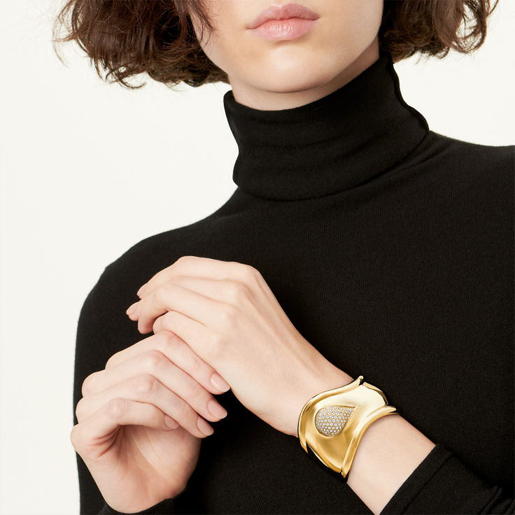 Elsa Peretti®: Bone Cuff in Gelbgold mit Pavé-Diamanten, 43 mm beit Bildnummer 1