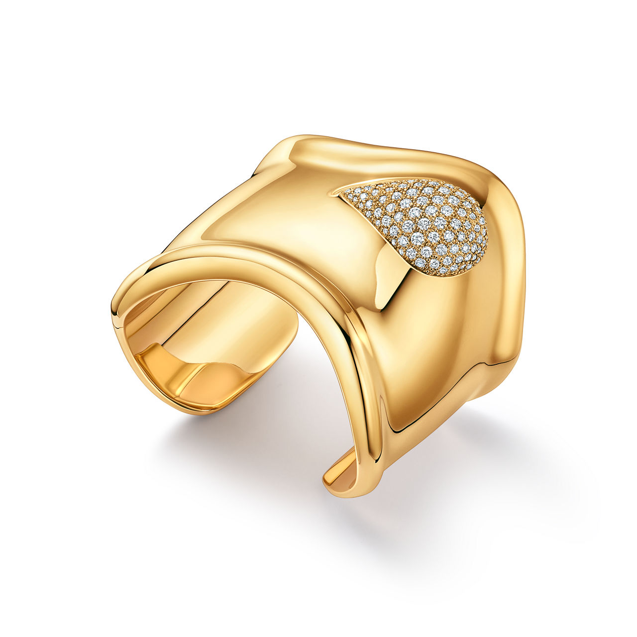 Elsa Peretti®:Bone Cuff in Yellow Gold with Pavé Diamonds, 61 mm Wide image number 2