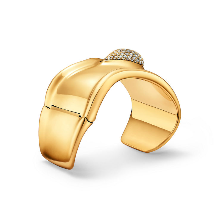 Elsa Peretti®:Bone Cuff in Yellow Gold with Pavé Diamonds, 61 mm Wide image number 4