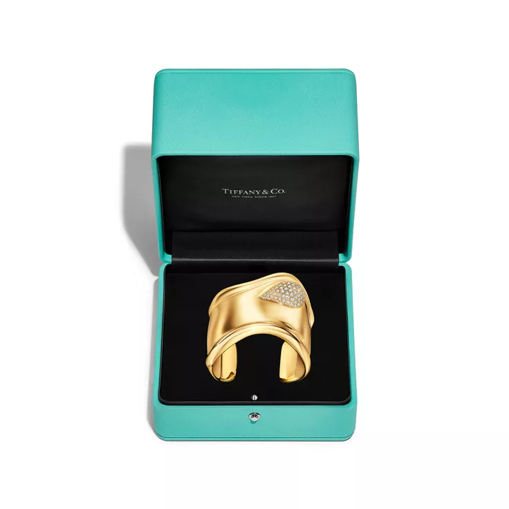 Elsa Peretti®:Bone Cuff in Yellow Gold with Pavé Diamonds, 61 mm Wide, 5
