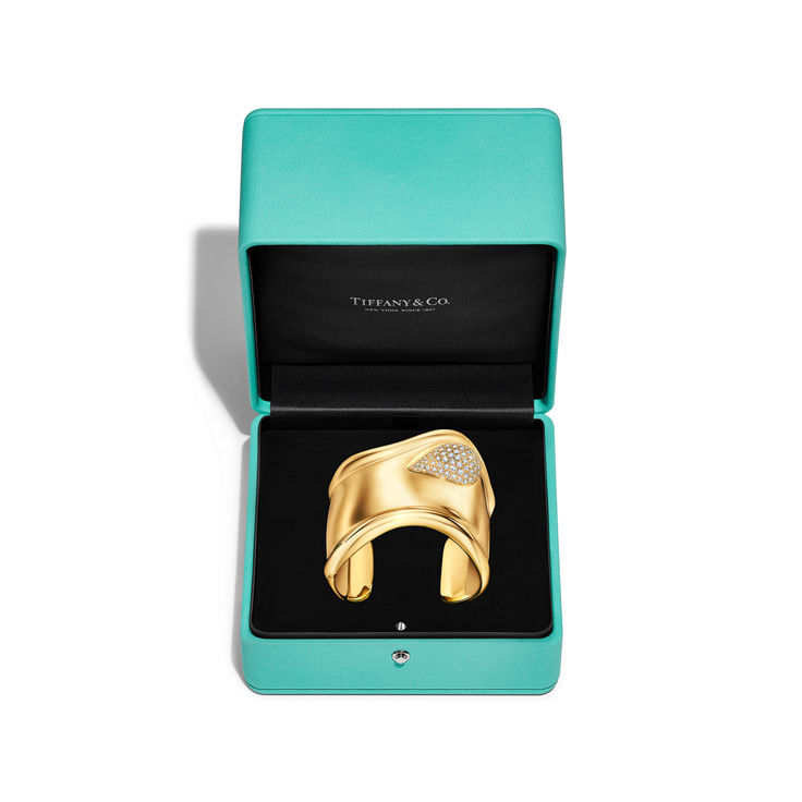 Elsa Peretti®:Bone Cuff in Yellow Gold with Pavé Diamonds, 61 mm Wide image number 5