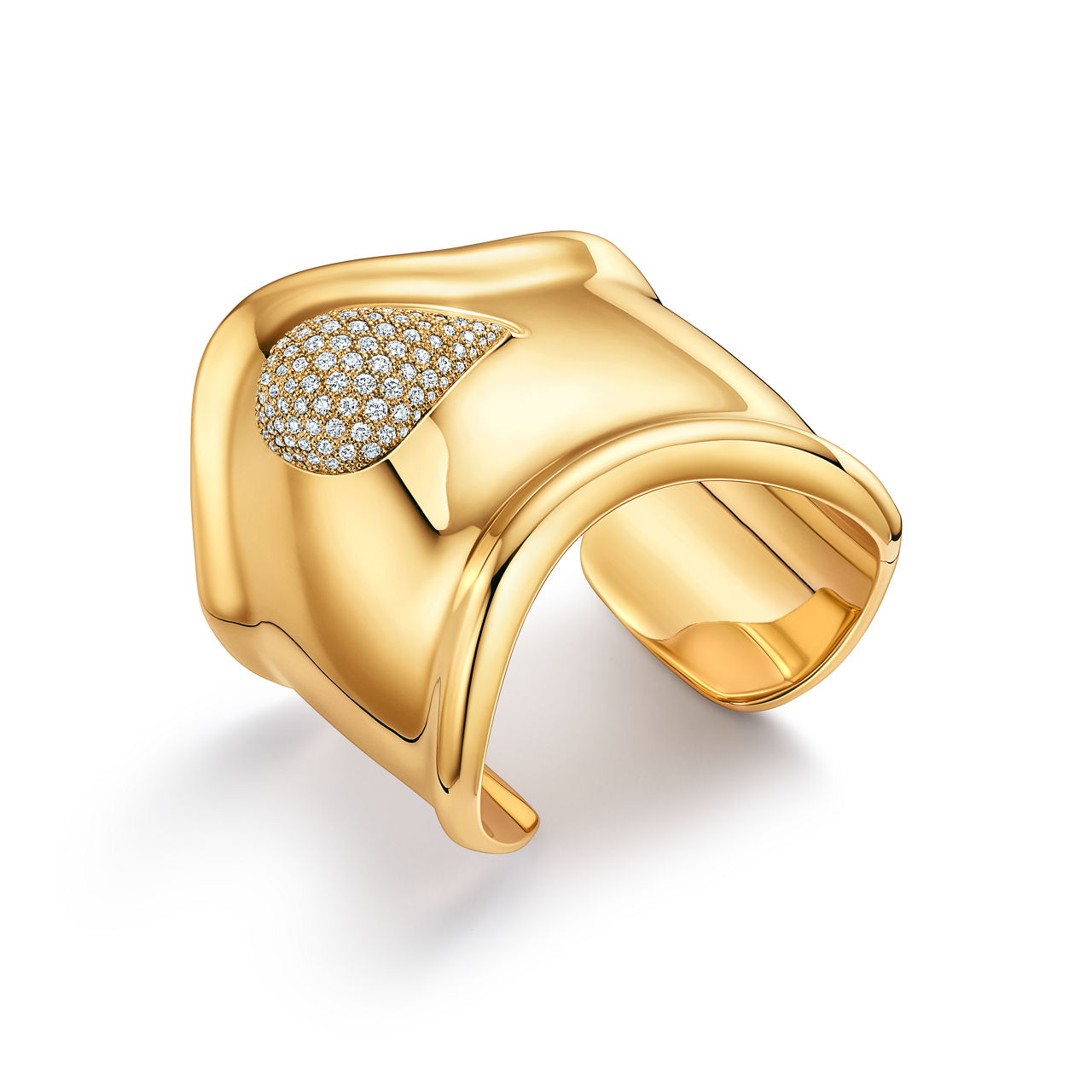 Elsa Peretti®:Bone Cuff in Yellow Gold with Pavé Diamonds, 61 mm Wide image number 2