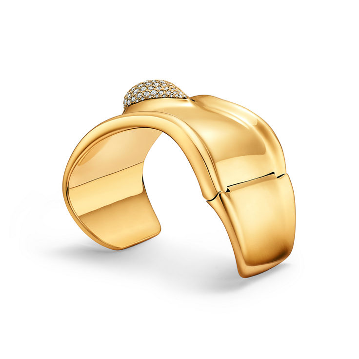 Elsa Peretti®:Bone Cuff in Yellow Gold with Pavé Diamonds, 61 mm Wide image number 4