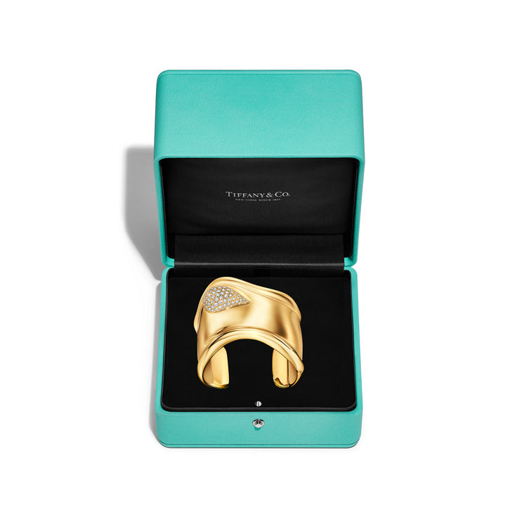 Elsa Peretti®:Bone Cuff in Yellow Gold with Pavé Diamonds, 61 mm Wide image number 5