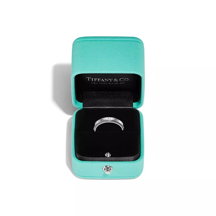 Tiffany Together:Milgrain-Ehering in Platin mit Diamant, 4 mm breit, 4