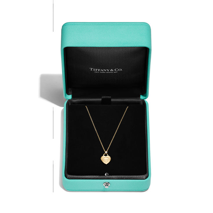 Return to Tiffany™:Mini Heart Tag Pendant in Yellow Gold with a Diamond image number 6