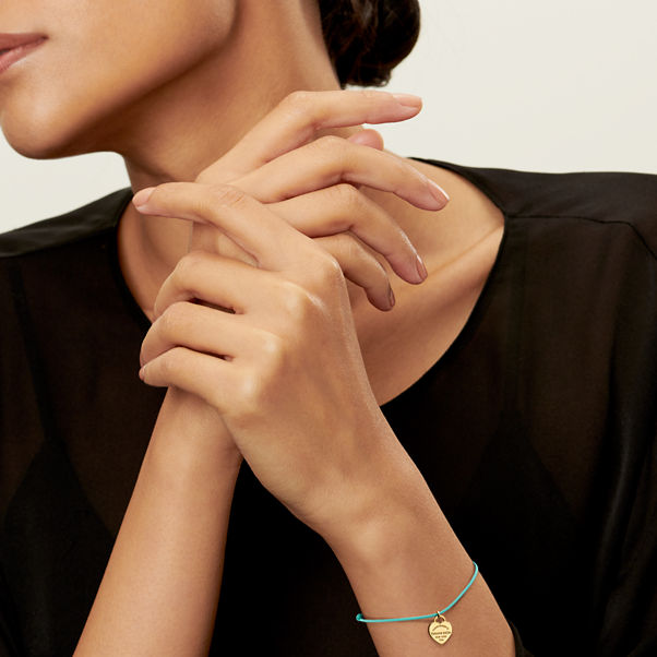 Return to Tiffany™:Armband mit Herzanhänger in Gelbgold an einer Kordel in Tiffany Blue®