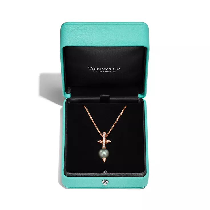 Collezione Tiffany Titan by Pharrell Williams:Pendente con perla di Tahiti in oro e diamanti, 6