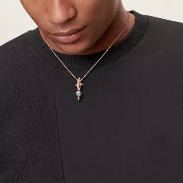 Collezione Tiffany Titan by Pharrell Williams:Pendente con perla di Tahiti in oro e diamanti, 2