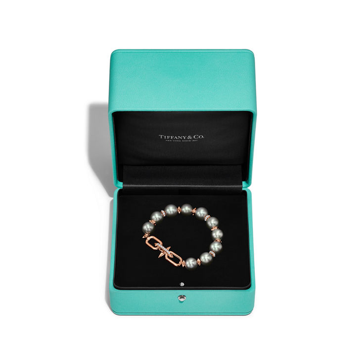 Collezione Tiffany Titan by Pharrell Williams:Bracciale con perle di Tahiti in oro e diamanti numero immagine 6