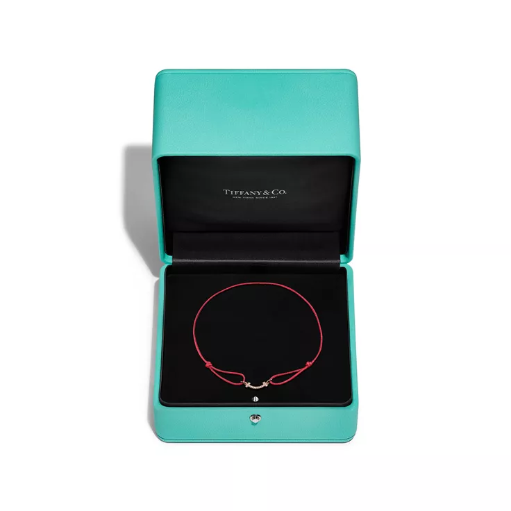 Collezione T by Tiffany:Bracciale Smile in oro rosa su cordino rosso con diamanti, 4