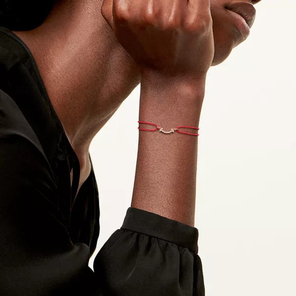 Smile Armband in Roségold an einer roten Kordel mit Diamanten
