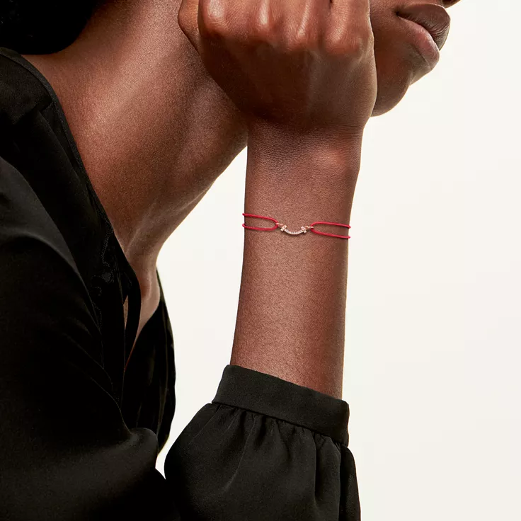 Collezione T by Tiffany:Bracciale Smile in oro rosa su cordino rosso con diamanti, 1