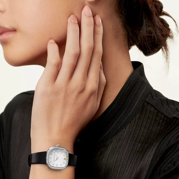 Tiffany Eternity:Reloj en forma coj&iacute;n de 28 mm de oro blanco con diamantes, 1