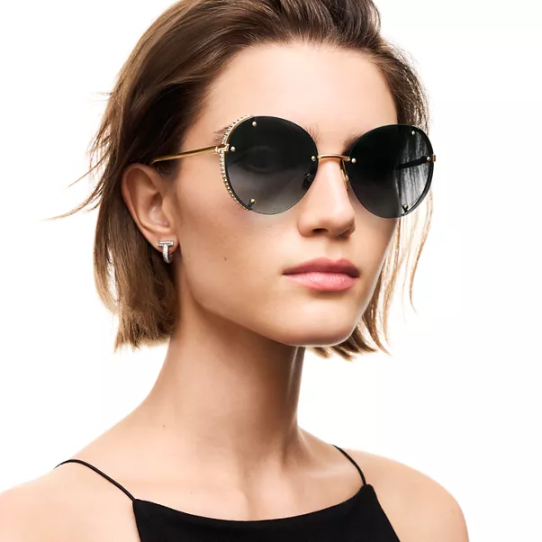 Collezione T by Tiffany:Occhiali da sole in metallo placcato oro con lenti sfumate grigie