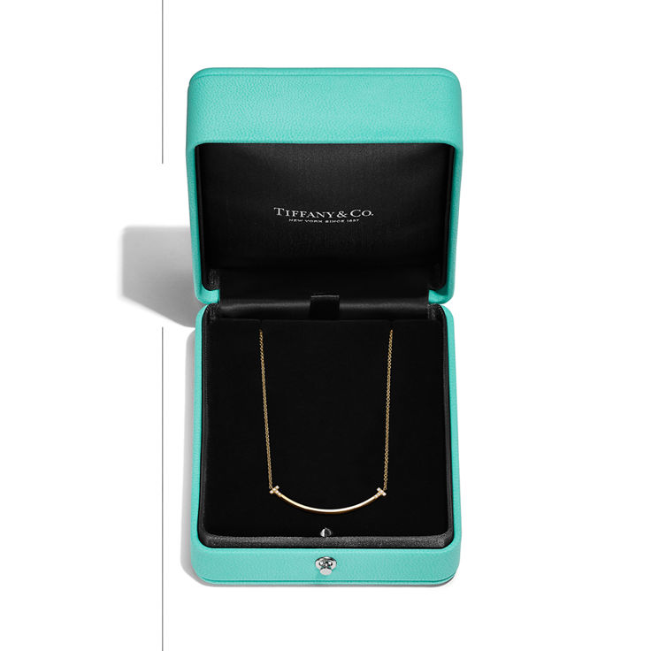 Tiffany T:Smile Small Pendant in Yellow Gold with Diamonds image number 5