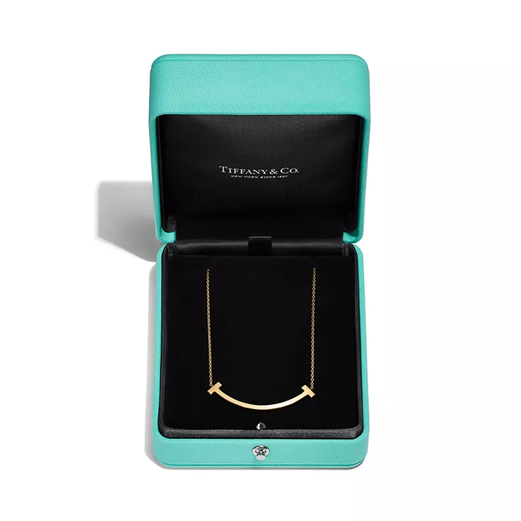 Tiffany T:Smile Medium Pendant in Yellow Gold, 6