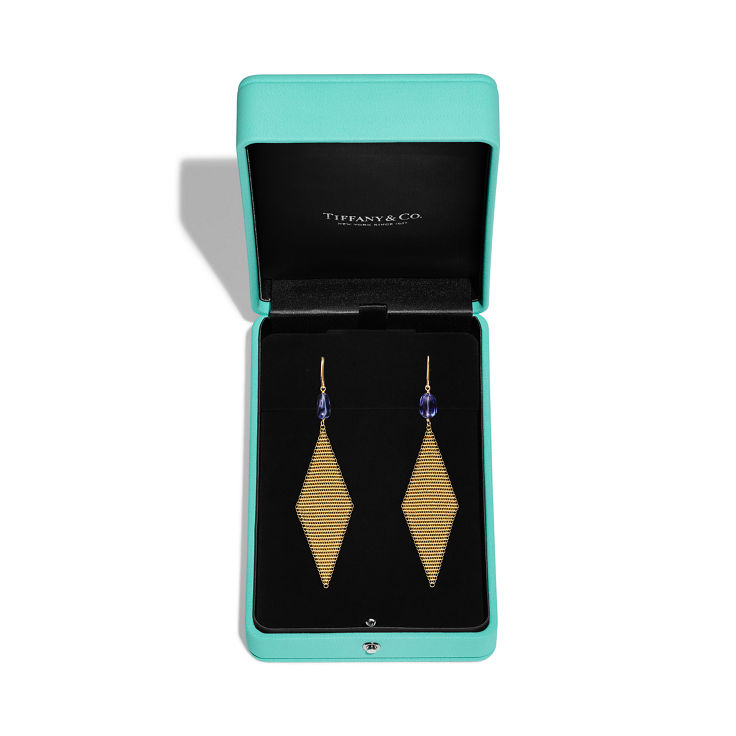Elsa Peretti®:Mesh Earrings in Yellow Gold with Tumbled Tanzanite Beads image number 4