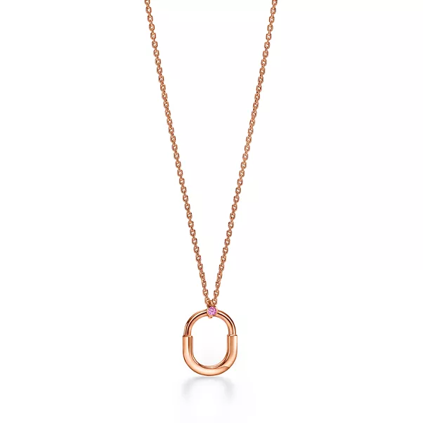 Colgante pequeño de oro rosa con un zafiro rosa