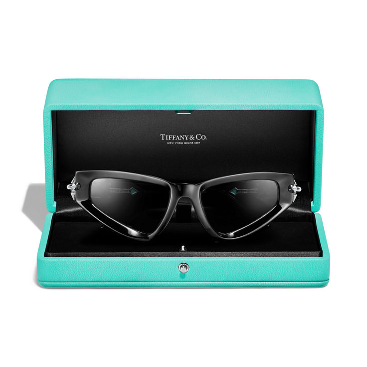 Collezione Tiffany Titan by Pharrell Williams:Occhiali da sole DOWNTOWN in acetato nero numero immagine 4