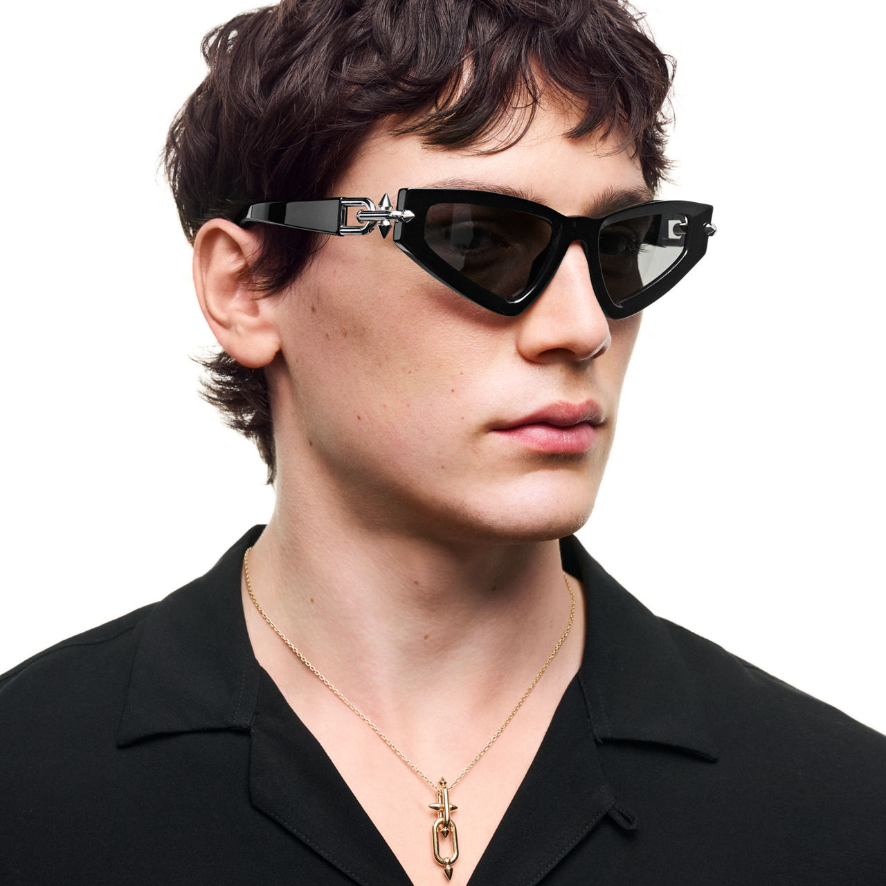 Collezione Tiffany Titan by Pharrell Williams:Occhiali da sole DOWNTOWN in acetato nero numero immagine 2